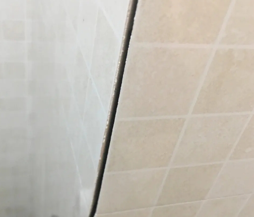 长白瓷砖空鼓维修公司分享阳台瓷砖脱落的修复过程可以分为以下几个步骤