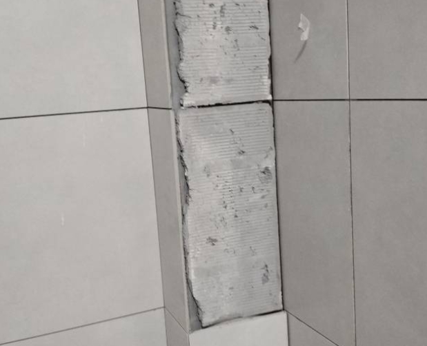 长白瓷砖空鼓维修公司分享下瓷砖施工前基层浇水润湿程度不足，可能导致以下问题