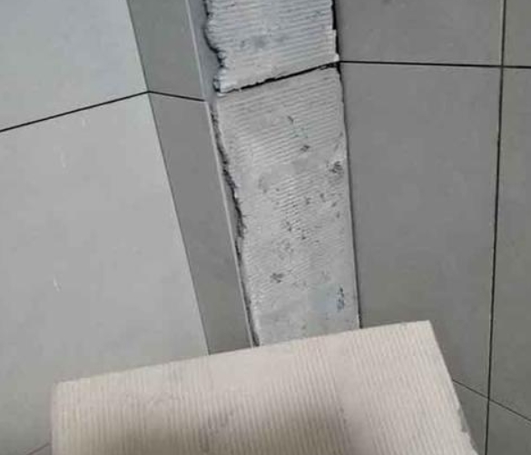 长白瓷砖空鼓维修公司分享下厨房瓷砖脱落的补救措施。